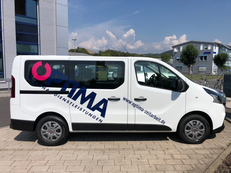 Neuer Mitarbeiterbus der Niederlassung Sonneberg mit OPTIMA-Beschriftung