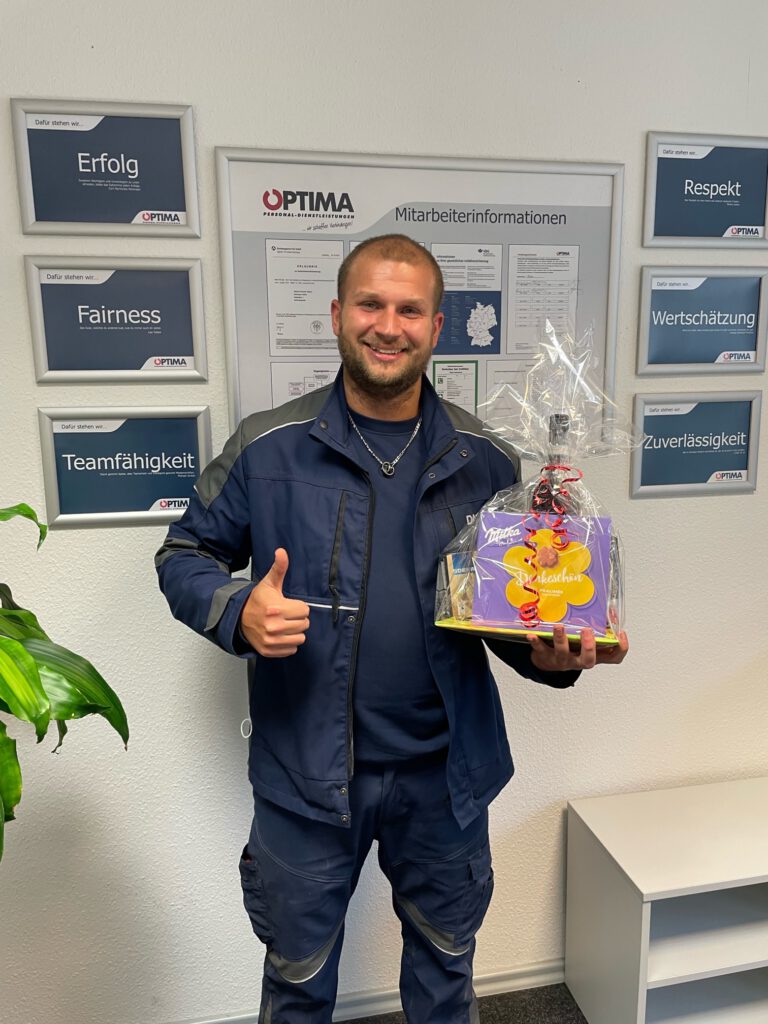 Mitarbeiter mit Geschenk nach der Übernahme durch einen Kunden