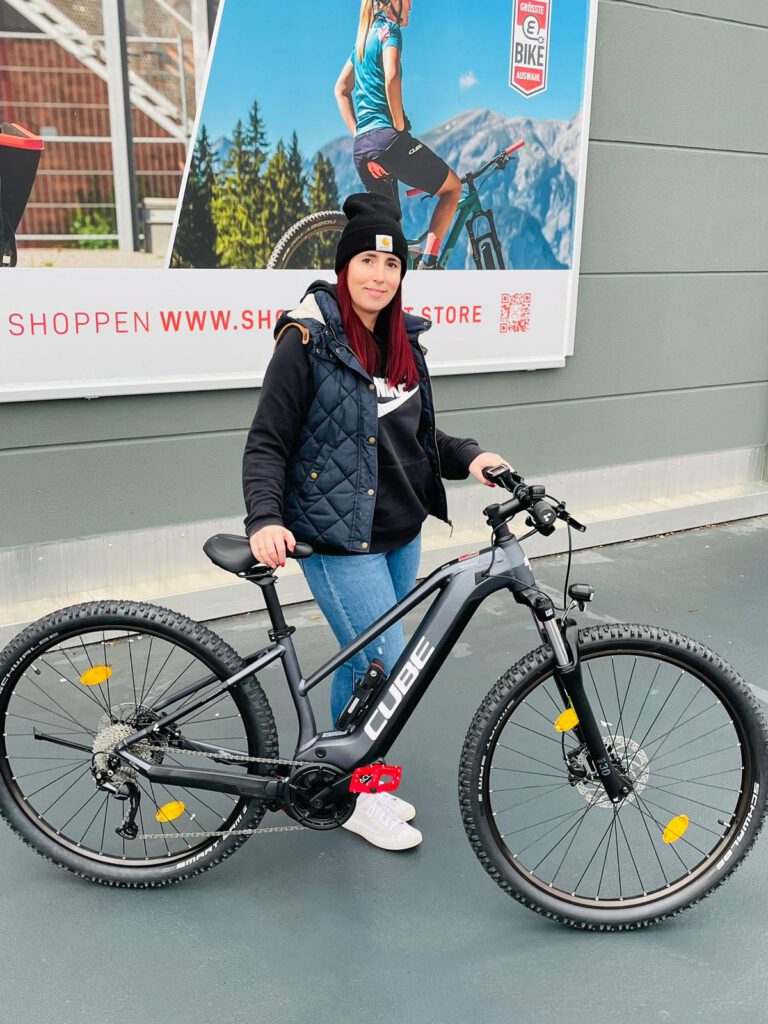 Mitarbeiterin mit JobRad-Leasingfahrrad