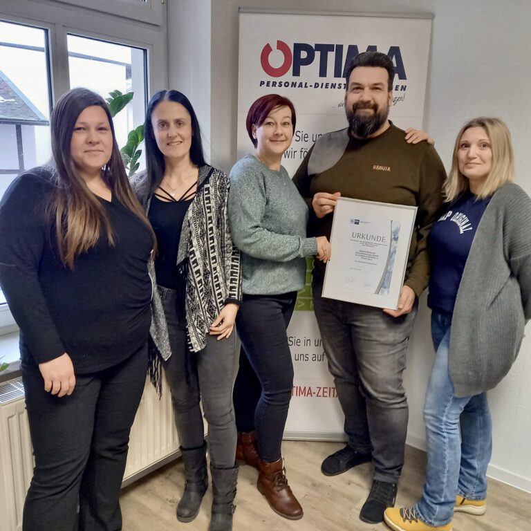 Team der Niederlassung Gera mit der IHK-Ehrenurkunde zum 25-jährigen Firmenjubiläum